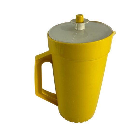 Vintage Tupperware Harvest Gold Yellow 2 Quart Pitcher White Push Button Lid - Picture 3 of 12